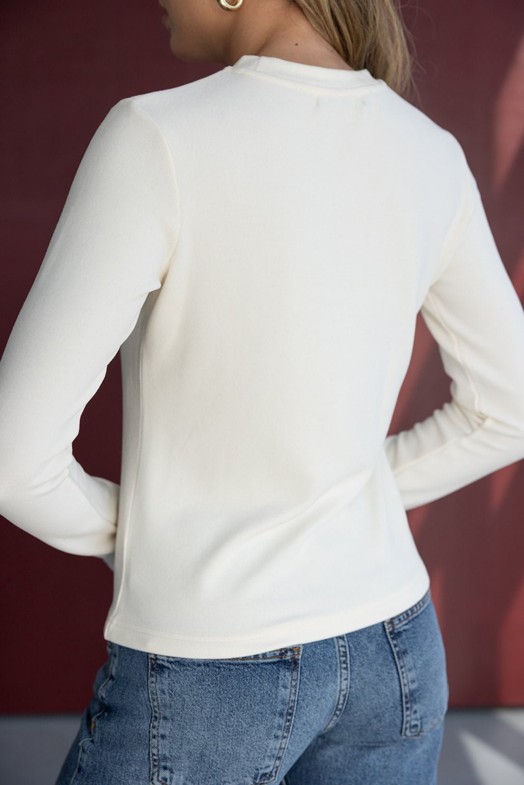 חולצת נשים ארוכה בצבע שמנת עם ג'ינס, אופנה לנערות