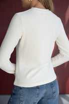 חולצת נשים ארוכה בצבע שמנת עם ג'ינס, אופנה לנערות