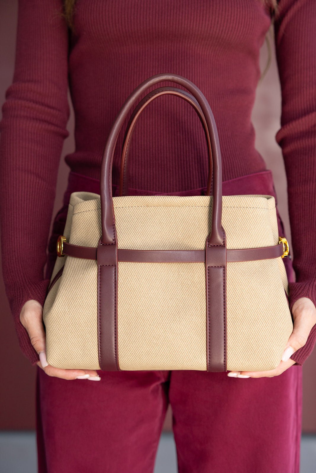 תיק נשי אלגנטי בד בז׳ עם ידיות ועיטורים בצבע בורדו, אופנה לנשים צעירות