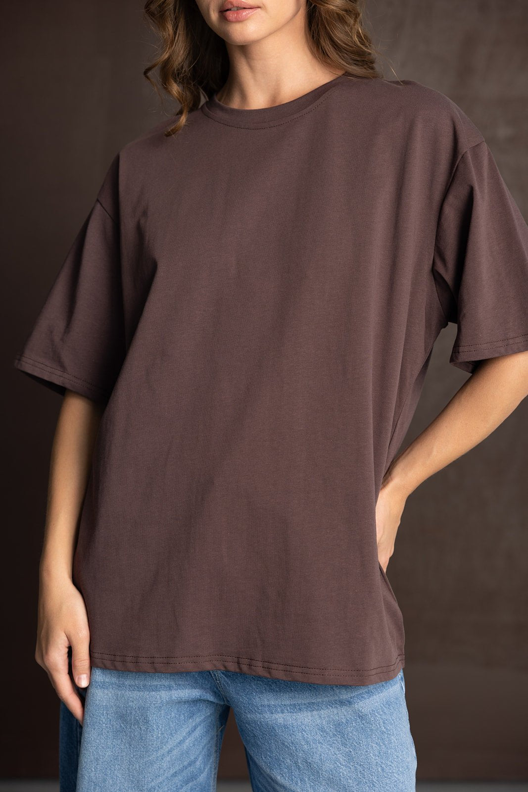 חולצת טי שירט חומה לנשים, גזרת אוברסייז, בשילוב ג'ינס כחול, אופנה לנערות