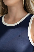 גופיית נשים כחולה עם גבול לבן וצווארון עגול, בד ריב ומונוגרמה מעוצבת רקומה, אופנת קיץ לנשים