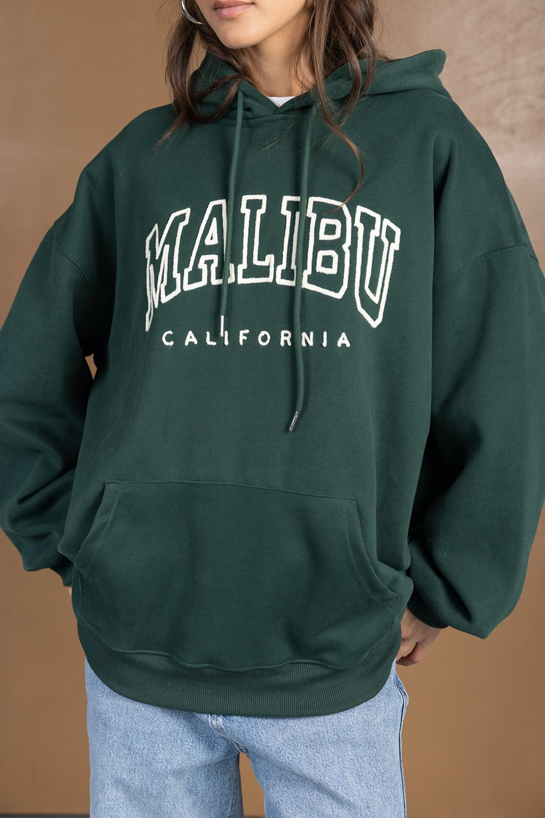 סווטשרט ירוק כהה MALIBU לנשים עם קפוצ’ון, בשילוב מכנסי ג’ינס אופנתיים