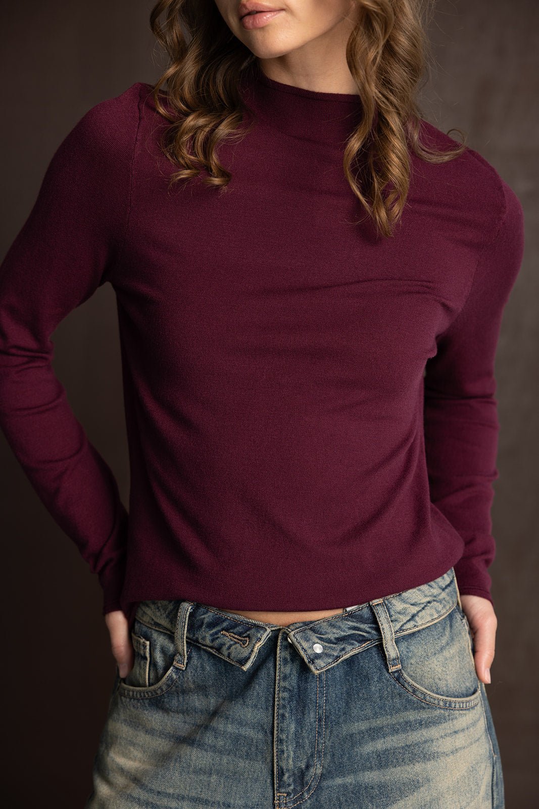 חולצת סריג בורדו ארוכת שרוולים אופנתית לנשים עם ג'ינס דנים בגזרה גבוהה