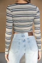 חולצה פסים ארוכה וקצרה בגווני כחול ובז' עם ג'ינס בהיר אופנתי לנשים