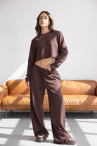 דוגמנית לובשת סט טרנינג חום לנשים, חולצה קצרה ומכנסיים רחבים, אופנה נוחה ליום יום