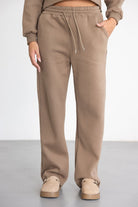 מכנסי טרנינג נשים חום קרמל בגזרה רחבה עם גומי ושרוך קשירה, אופנת רחוב קז'ואל