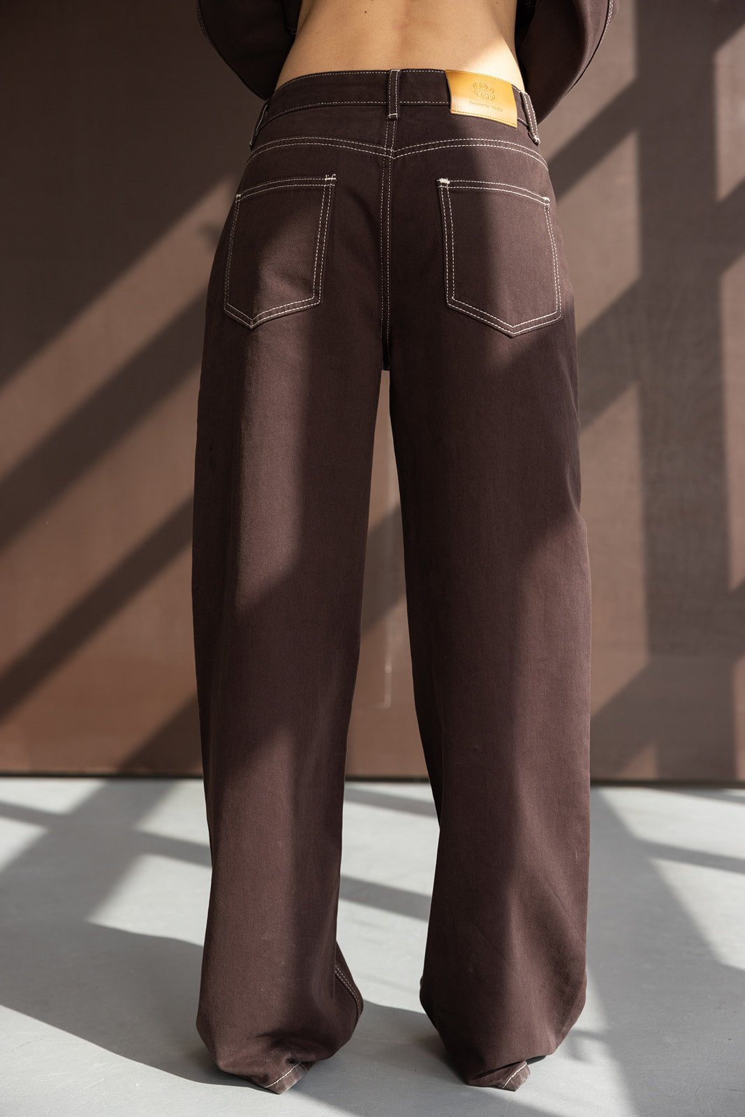 מכנסיים רחבים חום כהה לנשים, גזרה גבוהה, תפרים לבנים וכיסים אחוריים