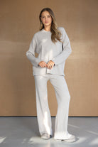 דוגמנית לובשת סט חליפת טריקו מחורצת בצבע אפור בהיר, בגדי נשים אופנתיים לנערות