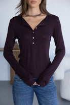 חולצת נשים סגולה ארוכה עם כפתורים, מתאימה לאופנת נשים צעירות, משולבת ג'ינס