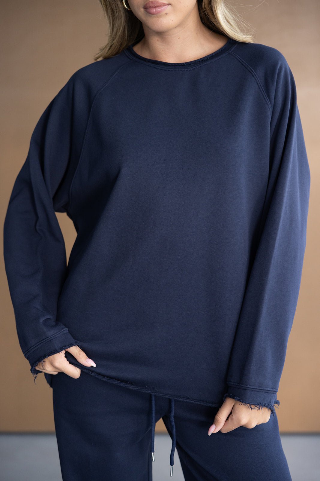 סט פיג'מה נשים בצבע כחול כהה, חולצה ארוכה עם קצוות גזורות מכנסיים תואמים, אופנת נוער