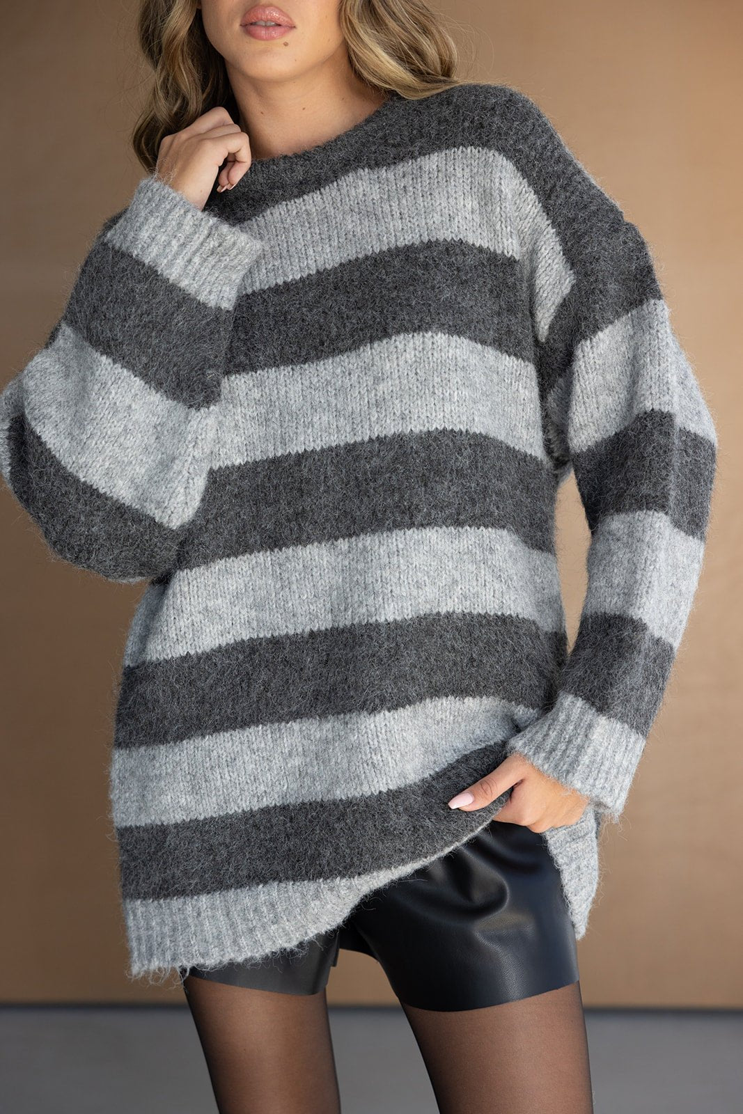 סוודר נשים מפוספס אפור שחור עם שרוולים ארוכים, חצאית דמוי עור וטייץ אופנתי