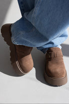 נעלי מוקסין חומות לנשים בסגנון טרנדי עם סוליה עבה, משולבות עם ג'ינס בהיר