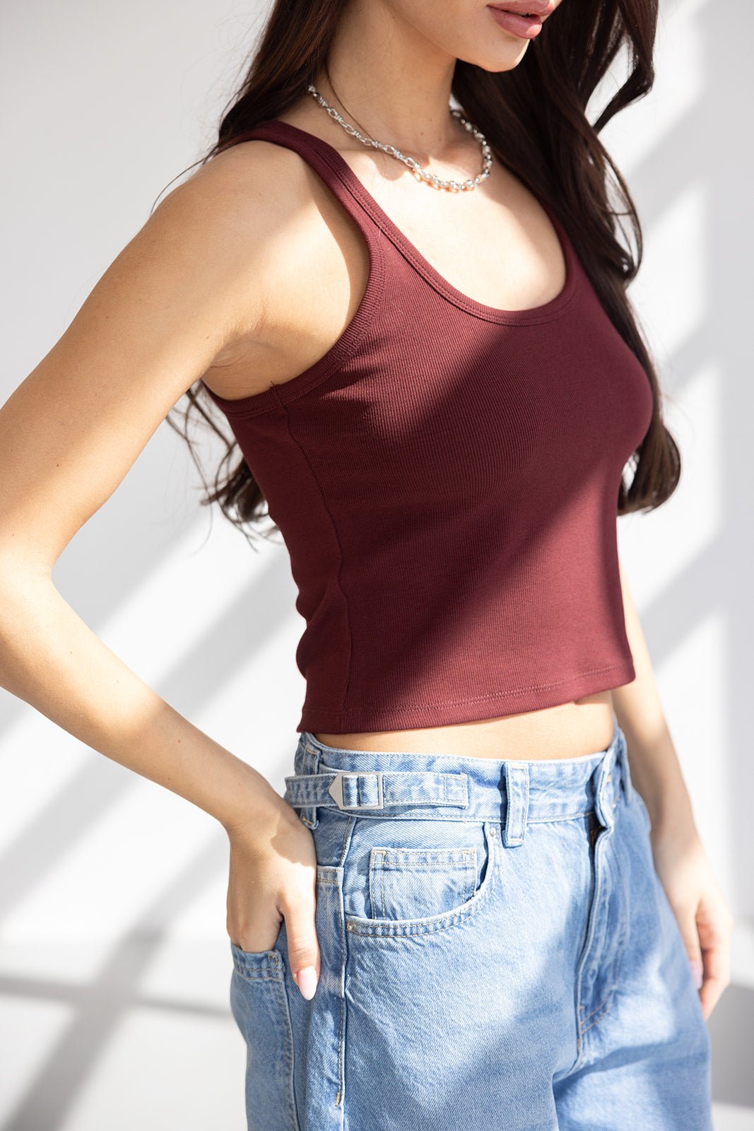 טופ בורדו לנשים עם כתפיות בשילוב שרשרת, ג'ינס בגזרה גבוהה, אופנת קיץ לצעירות