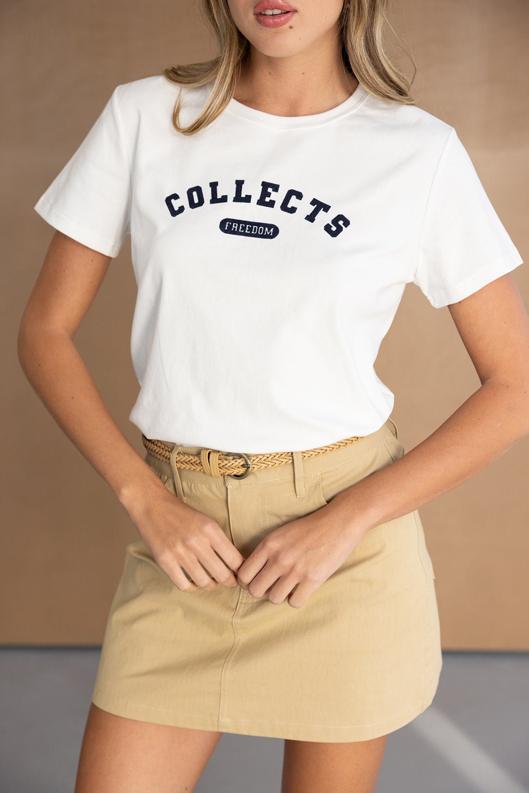 חולצת טי שרט לבנה עם כיתוב שחור, חצאית מיני בז' לנשים, אופנת קיץ צעירה