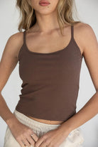 גופיית נשים בצבע חום עם כתפיות דקות, אופנה קיץ לנשים ונערות