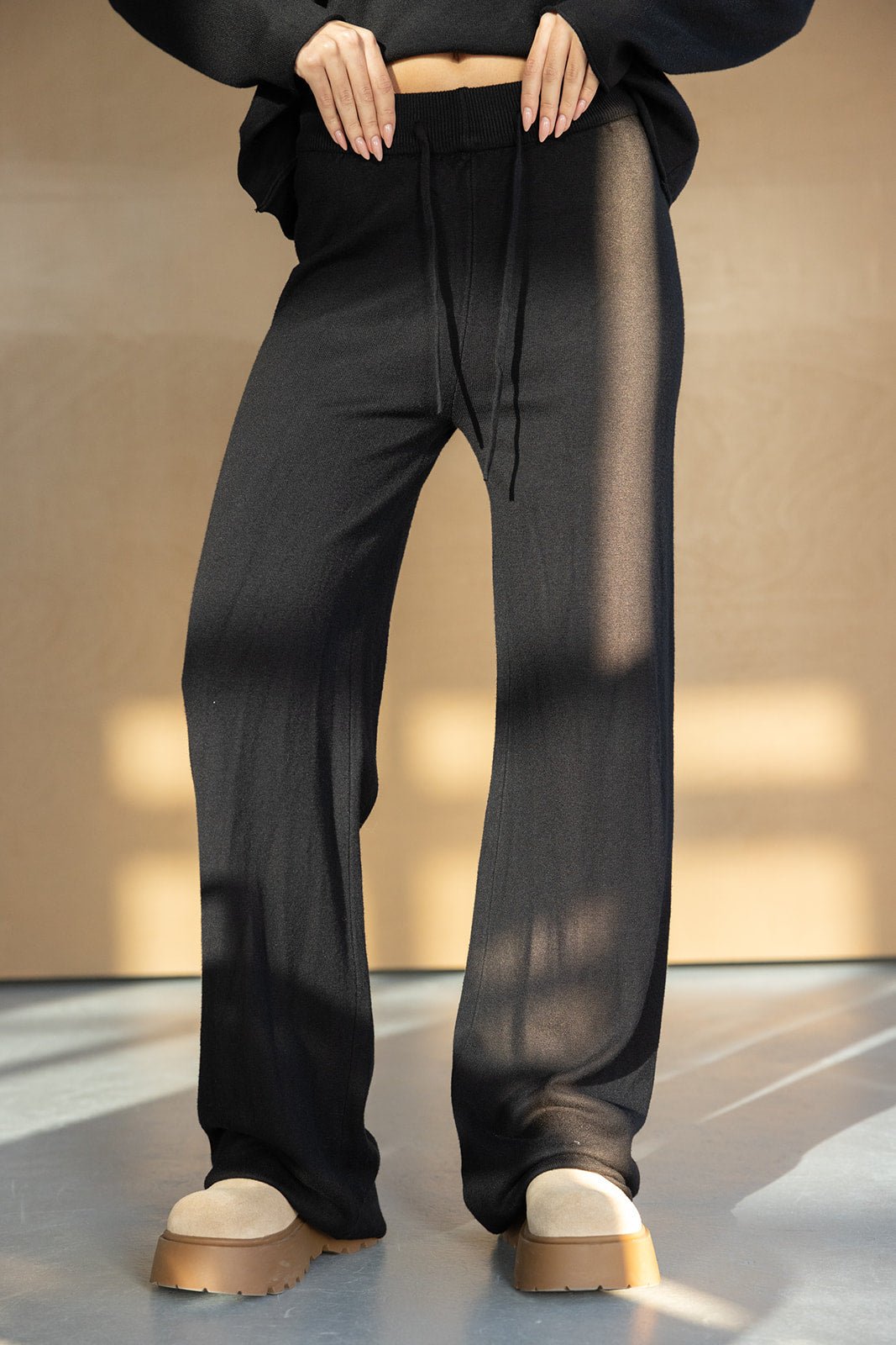 מכנסי טרנינג שחורים רחבים לנשים, בד נעים, עם גומי במותן, אופנת רחוב צעירה