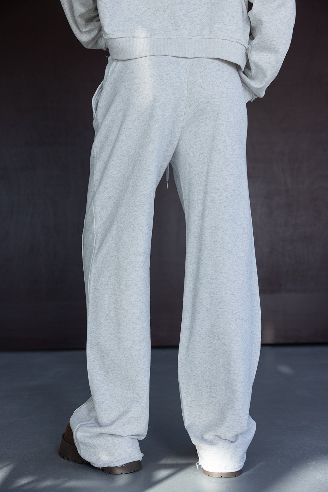 מכנסי טרנינג אפורים רחבים לנשים, בד רך ונעים, מראה קז'ואל מודרני