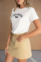 חולצת טי לבנה עם הדפס COLLECTS וחצאית מיני בז' לנשים, לוק קז'ואל אופנתי