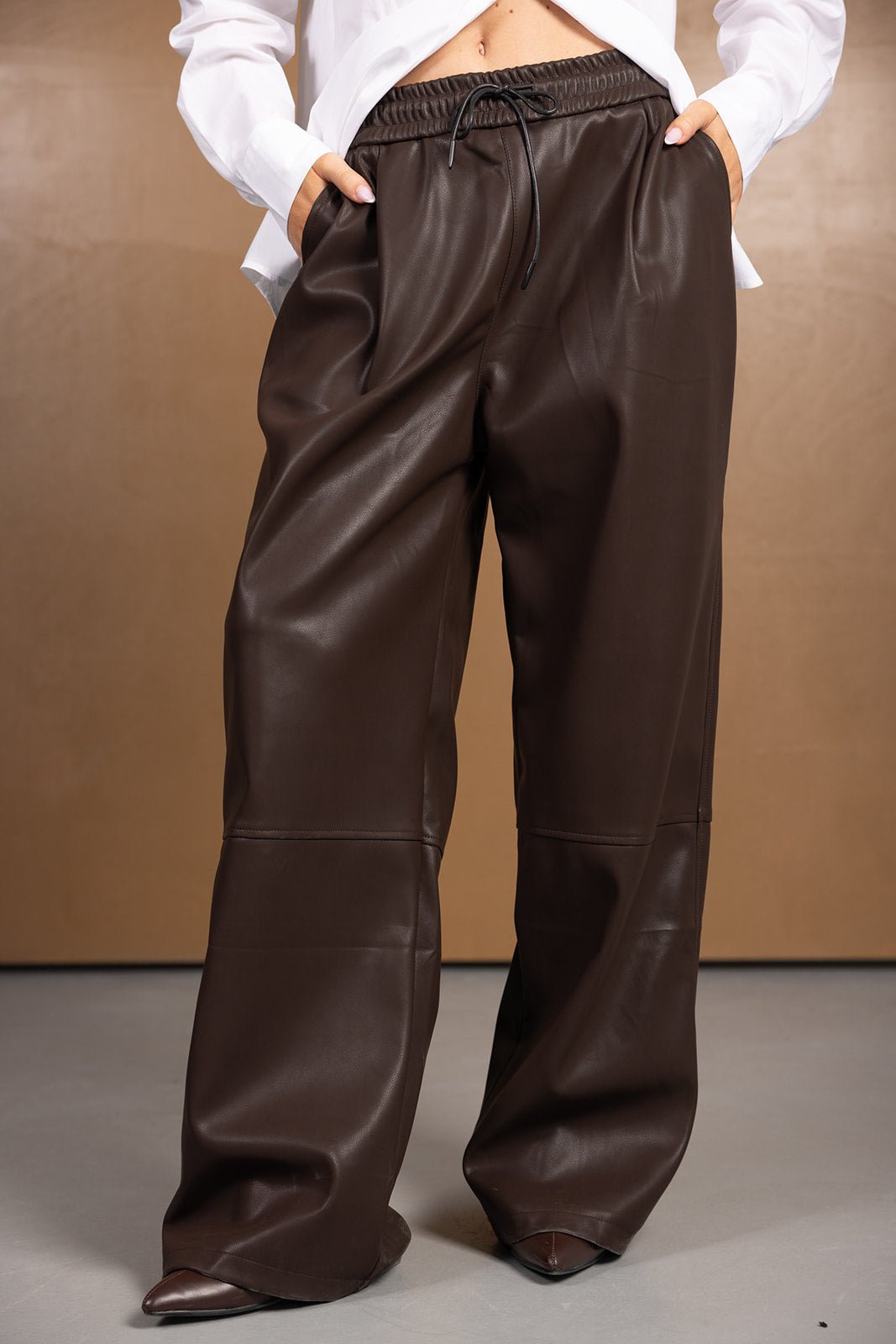 מכנסי עור חום בגזרה רחבה עם גומי במותן, אופנת נשים עדכנית