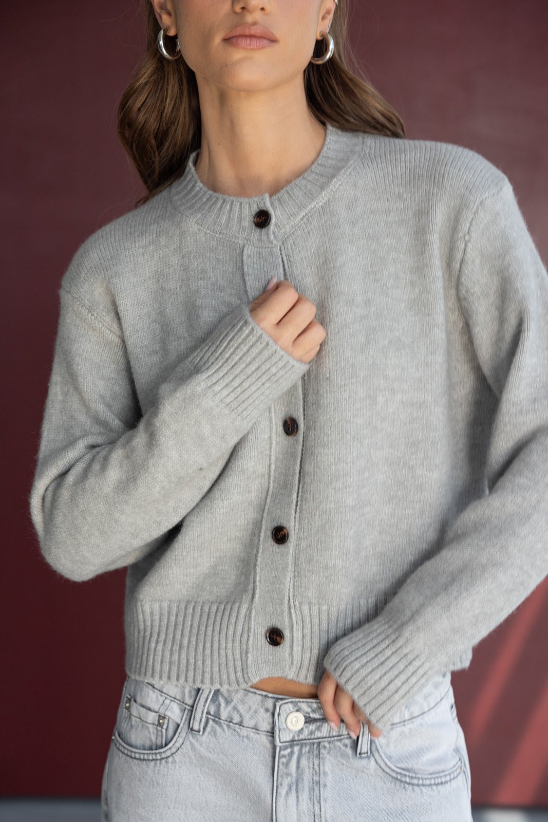 סוודר נשים אפור עם כפתורים גדולים בסגנון קז'ואל, שרוולים ארוכים, ג'ינס בהיר
