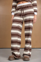 מכנסי נשים פסים חומים ולבנים, גזרה רחבה, אופנת רחוב צעירה וטרנדית