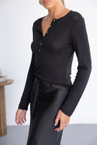 חולצת נשים שחורה עם כפתורים ומכנס שחור, לבוש יומי אופנתי ארוך לנשים