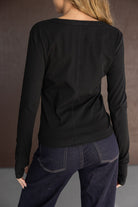 חולצת נשים שרוול ארוך שחורה עם תפרים, ג'ינס כהה, מבט מאחור לאופנת נשים