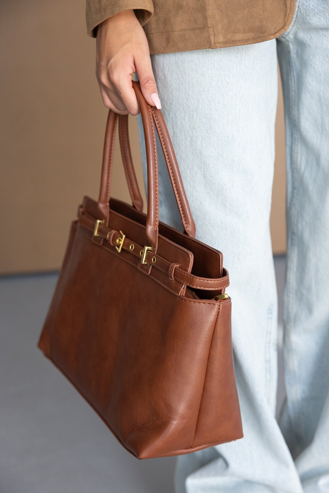 תיק יד חום לנשים מעור, עיצוב קלאסי עם אבזמים, סטייל אופנתי, אקססוריז לדפוקים