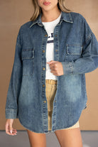 חולצת ג׳ינס ארוכה לנשים עם כיסים, משולבת טי שירט לבנה ומכנסי בז׳ אופנתיים