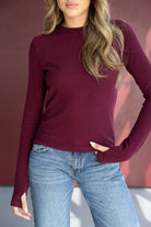 חולצה סריג בורדו עם שרוולים ארוכים לנשים ואפנת ג'ינס קליל