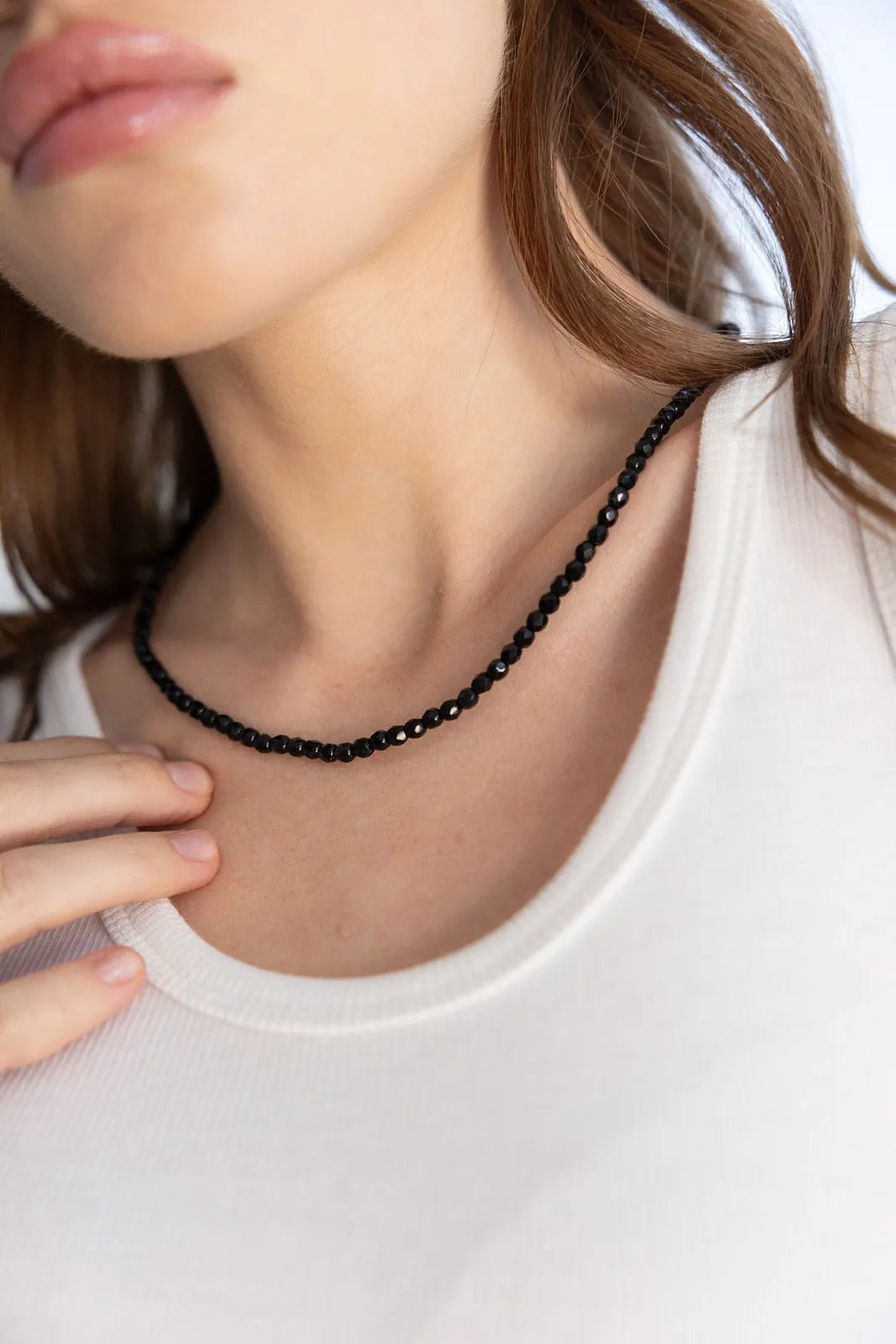 שרשרת חרוזים שחורה לאישה, אופנה לנשים, על עורף עם חולצה לבנה