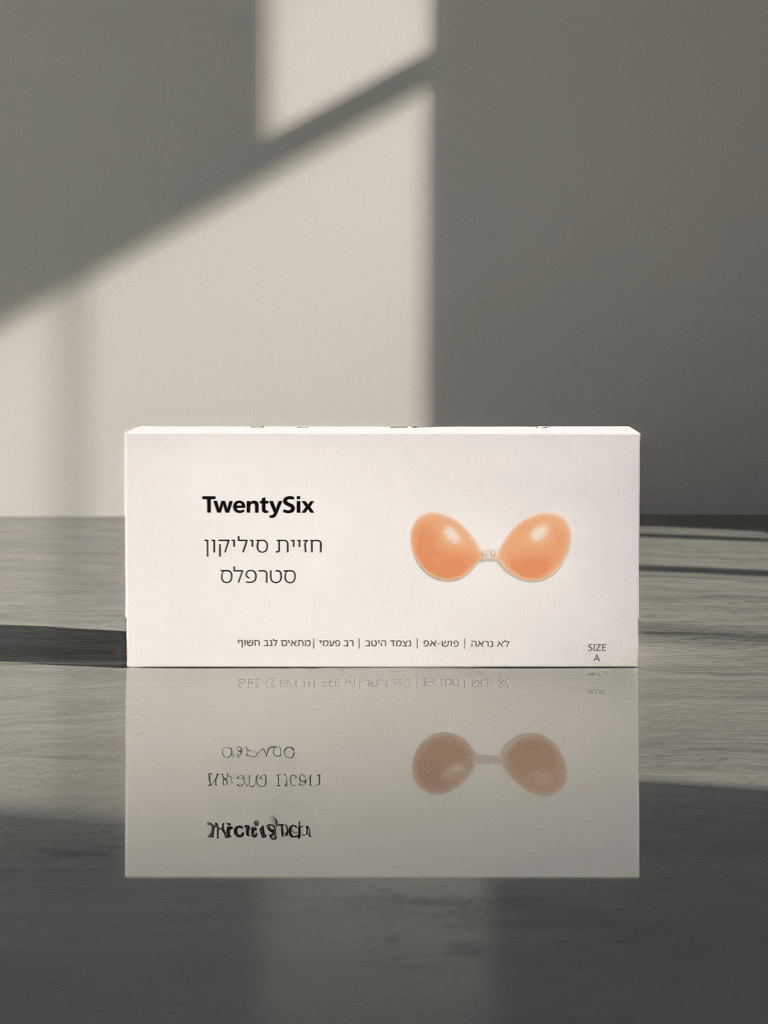 חזיות סיליקון סטרפלס בצבע גוף לאופנה לנשים, מונחות על שולחן באור טבעי