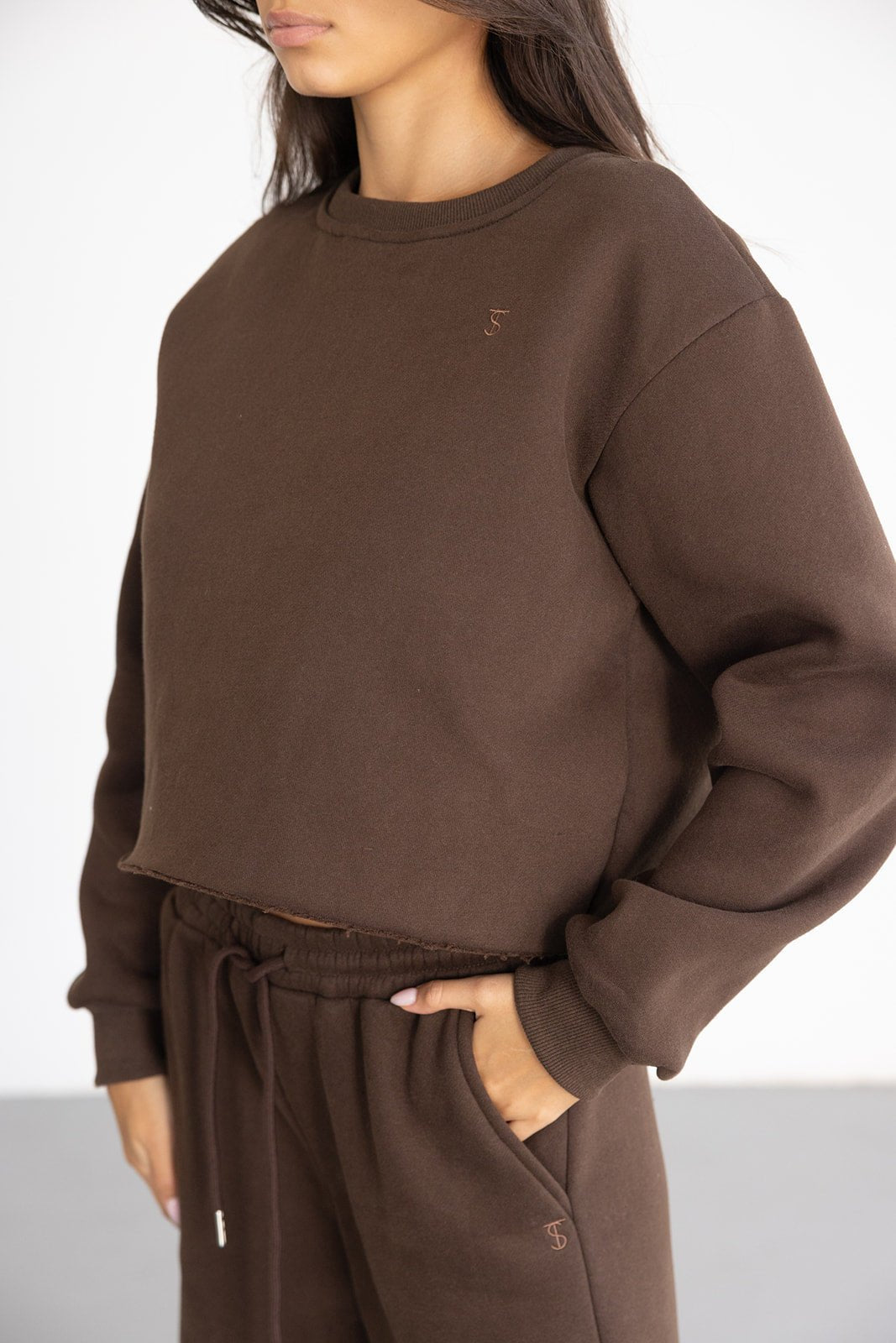 חליפת טרנינג חום כהה לנשים, בד נעים, דגם קז'ואל עם שרוך במותן וכיסים, אופנה לנערות