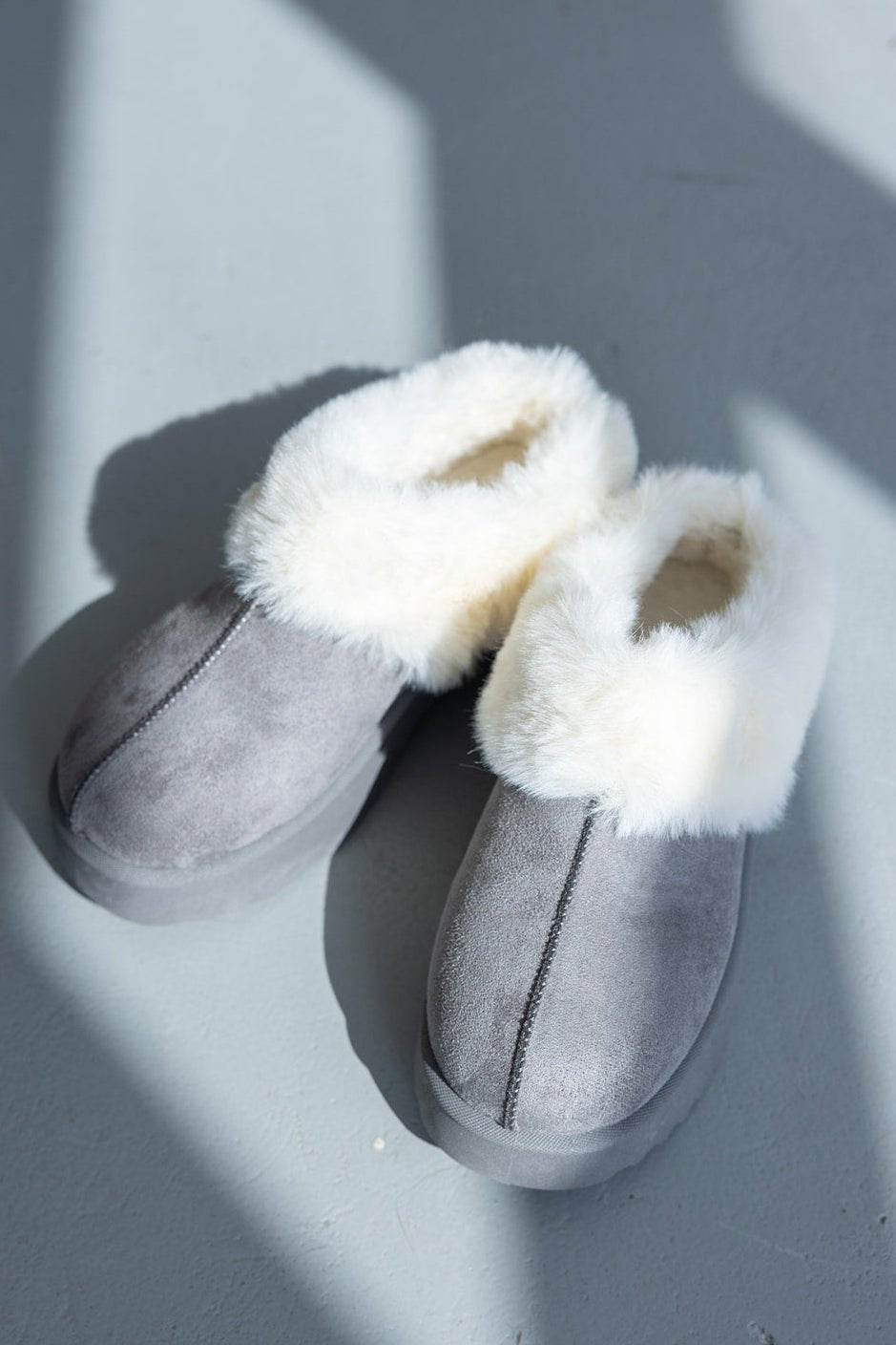 נעלי בית אפורות עם פרווה לבנה לנשים, נוחות ומחממות לרצפה