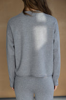 חליפת טרנינג נשים אפורה מבד רך, צילום מהגב, סט אופנתי לנערות