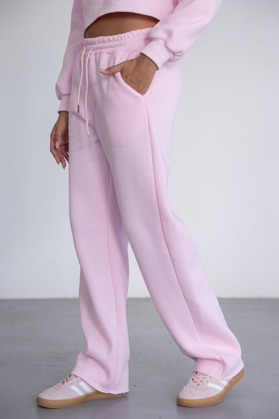 מכנסי טרנינג ורודים לנשים עם מותן גבוהה ושרוך, נעלי סניקרס אופנתיות