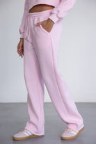 מכנסי טרנינג ורודים לנשים עם מותן גבוהה ושרוך, נעלי סניקרס אופנתיות