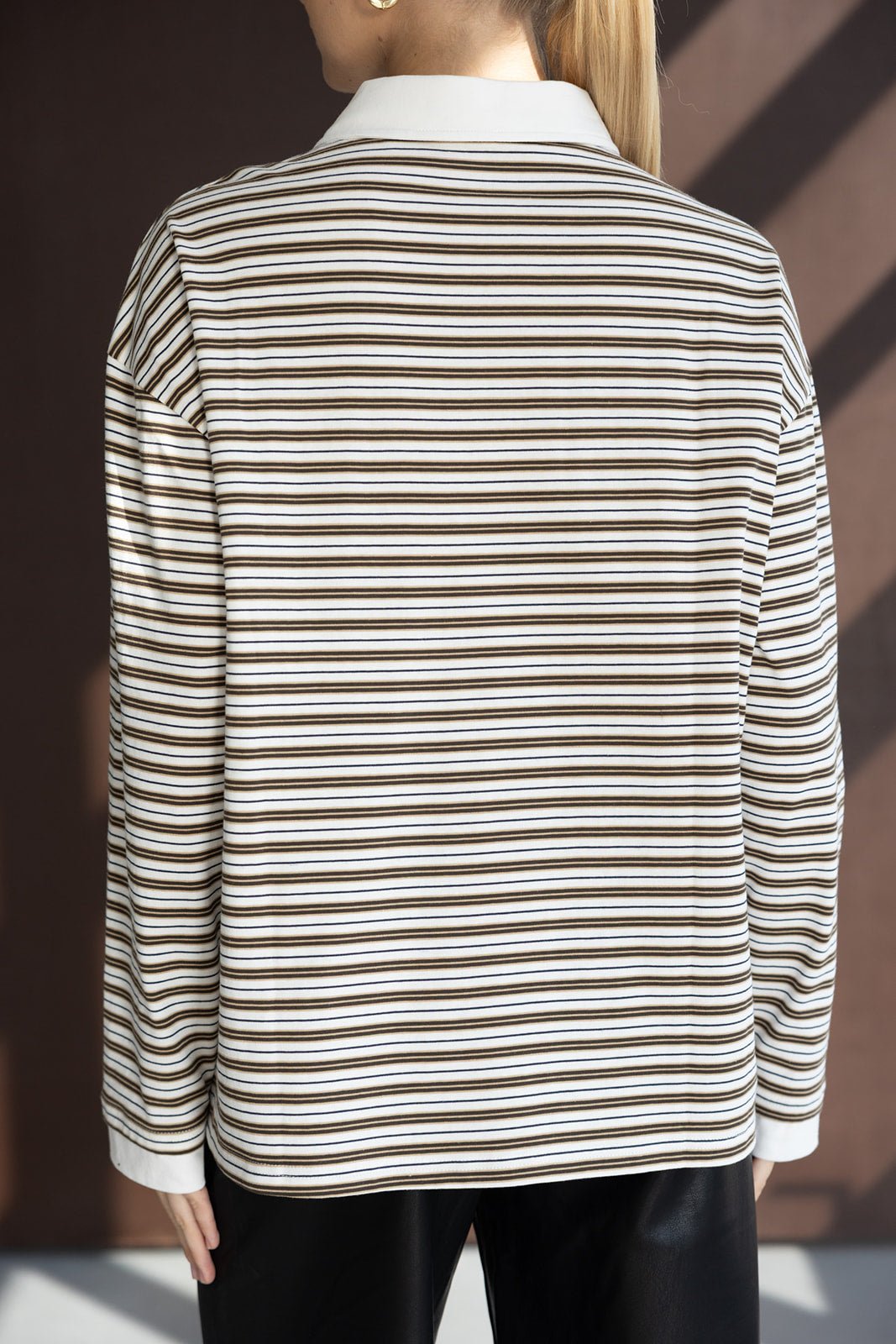 חולצת נשים עם שרוול ארוך, פסים חומים ולבנים, צווארון לבן, צילום מאחור, אופנה עכשווית