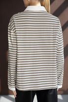 חולצת נשים עם שרוול ארוך, פסים חומים ולבנים, צווארון לבן, צילום מאחור, אופנה עכשווית