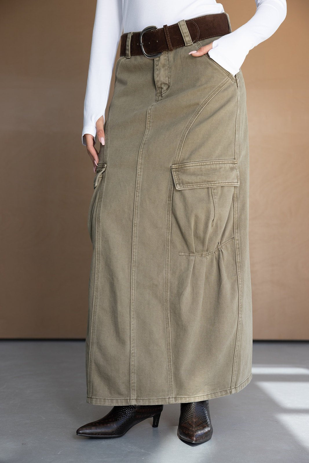 חצאית קארגו מקסי לנשים בצבע חאקי עם כיסים גדולים, חגורת בד חומה ונעלי עקב חומות