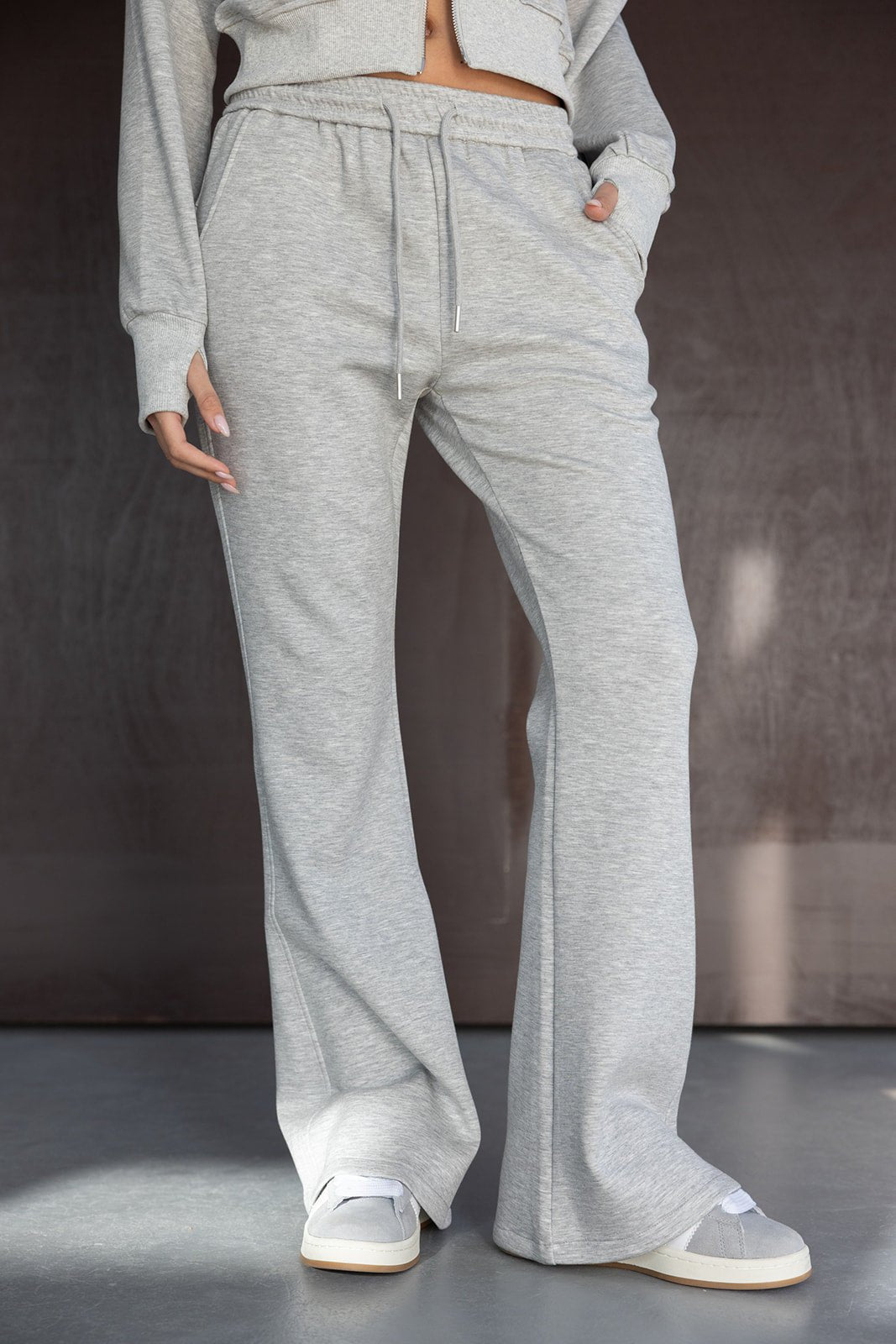 מכנסי טרנינג נשים אפורים בגזרה ישרה עם שרוך במותן, אופנת קז'ואל לנשים צעירות