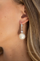 עגיל תליון פנינה לאישה, עיצוב יוקרתי עם אבני קריסטל, מצולם מקרוב על אוזן