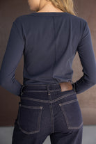 חולצה שרוול ארוך כחולה ומכנסי ג'ינס כהים לנשים אופנה צעירה