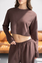 סט טרנינג חום לנשים, חולצה ארוכה קצוצה ומכנסיים עם שרוך, אופנת קז'ואל עכשווית