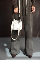 מכנסיים רחבים לנשים בצבע חום משבצות, נעליים מחודדות ותיק צד בד חום לבן, אופנת נשים עדכנית