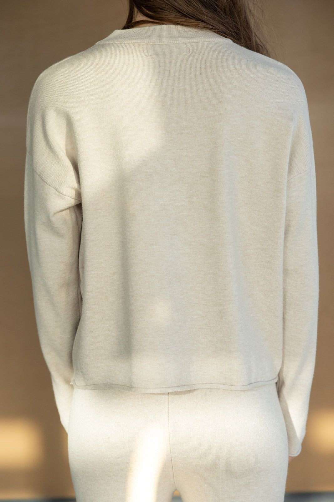 סט לבוש נשים בגוון בז', סווטשירט ומכנסיים צמודים, מבד רך, צילום גב