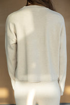 סט לבוש נשים בגוון בז', סווטשירט ומכנסיים צמודים, מבד רך, צילום גב