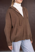 סווטשירט חום עם רוכסן וקפוצ'ון, בלוק ספורטיבי לנשים, בשילוב גולף לבן וג'ינס בהיר