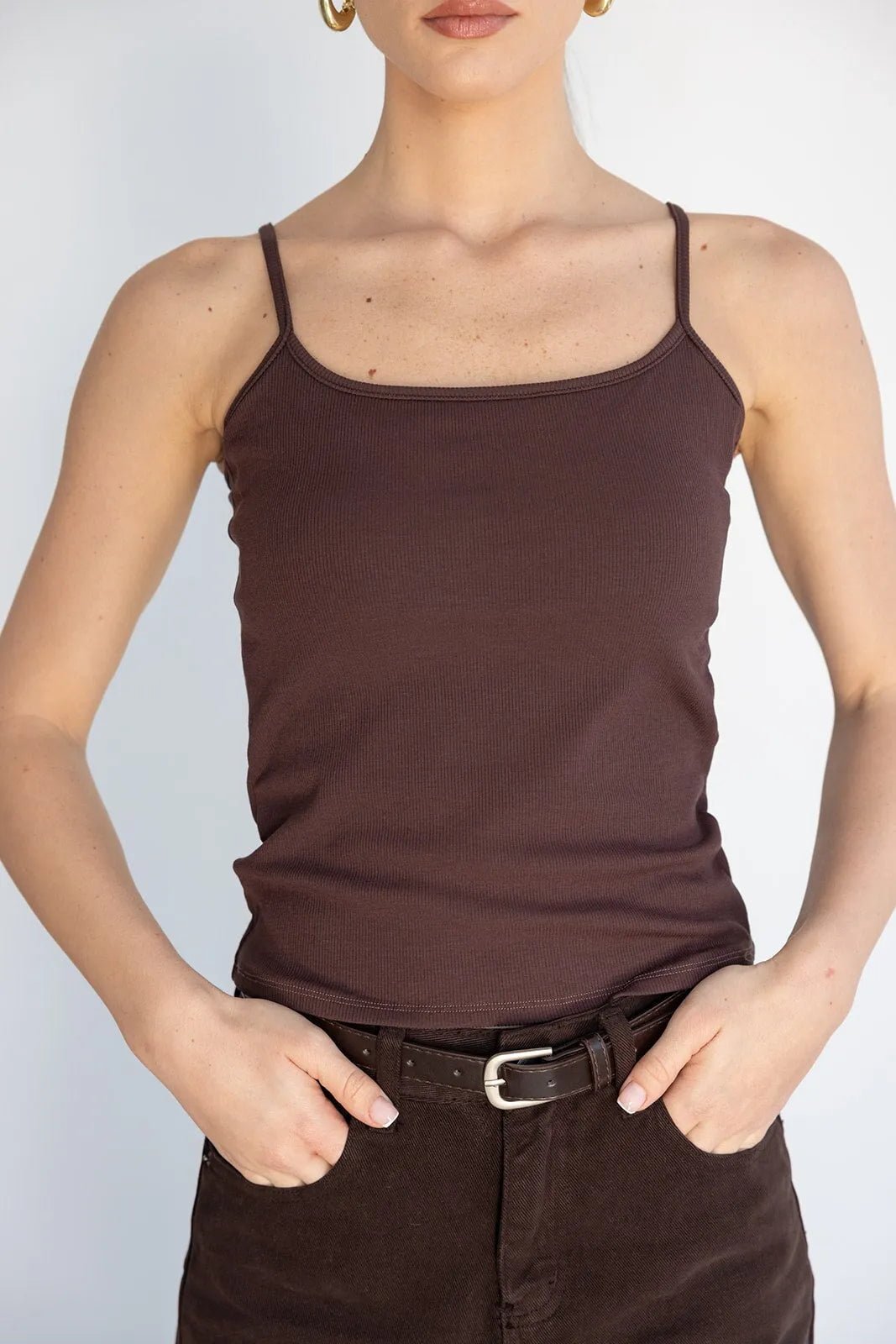 גופיית נשים חומה עם כתפיות דקות, מכנסיים חומים עם חגורה, לבוש קיץ אופנתי