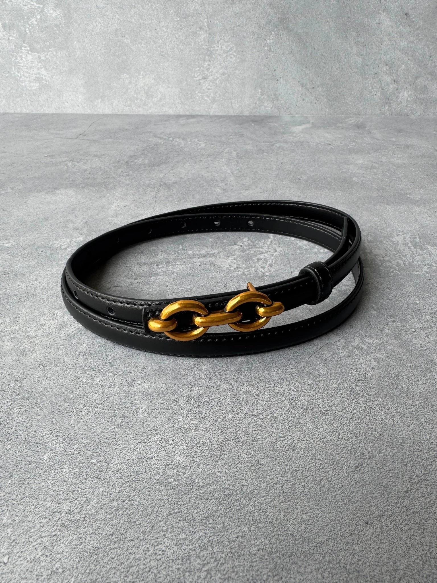 חגורת עור שחורה עם אבזם חוליות מוזהב, אביזר אופנה לנשים